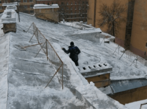 Быстрая очистка крыш от снега в Москве