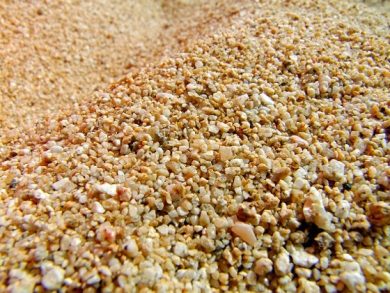 Чем отличается и где используется песок различной зернистости